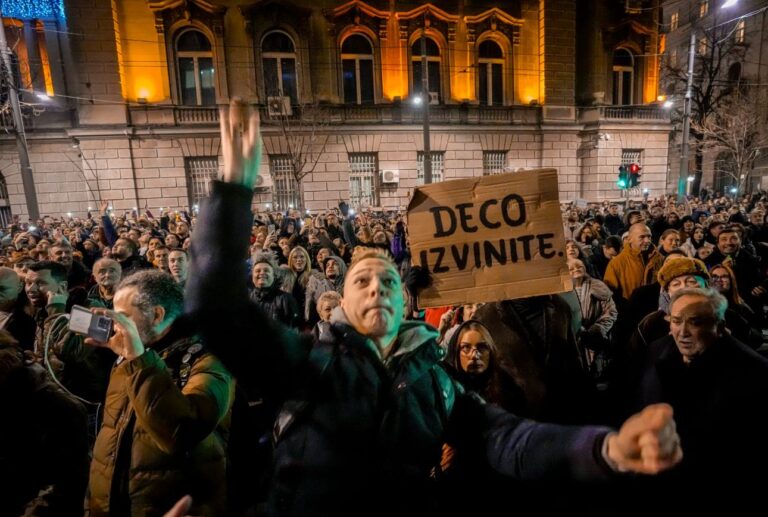 Opozita serbe del sërish në protestë, kërkon përsëritjen e zgjedhjeve në Beograd