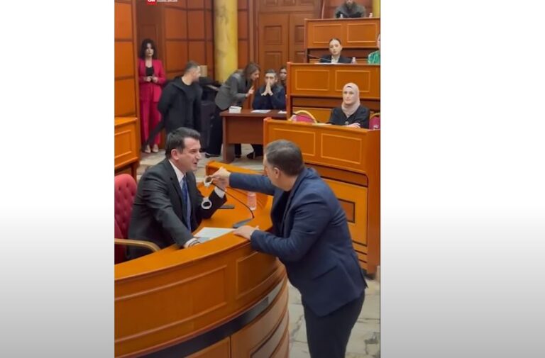 Partia e Lirisë i jep një palë pranga Veliajt: Dhurata e fundvitit për Inceneratorët