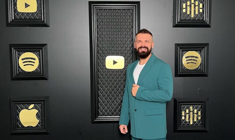 VIDEO/ Këngëtari Mili publikon një Mashup me këngët më hit ndër vite, një dhuratë për festat