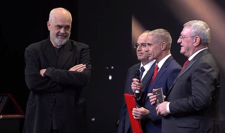 VIDEO/ Sylvinho merr shtetësinë shqiptare, Rama batuta me trajnerin e Kombëtares