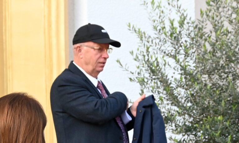 FOTO/ Deputeti i PS-së kombinon kostumin serioz me kapele e atlete