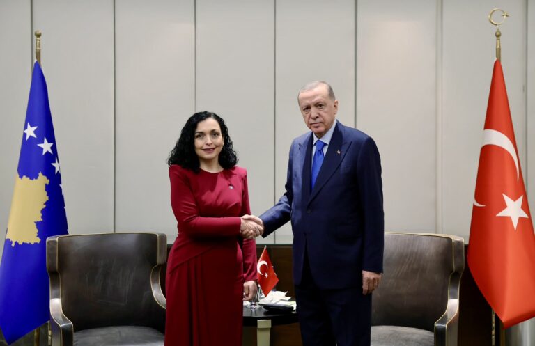 Vjosa Osmani pritet nga Erdogan në Stamboll: Mirënjohje për angazhimin në sigurinë e rajonit