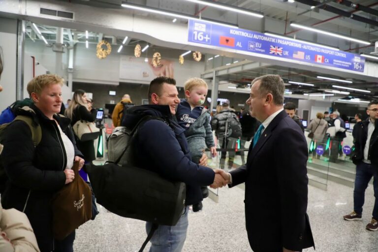 VIDEO/ Ministri Balla uron në Rinas turistët e fundit për këtë vit në Shqipëri