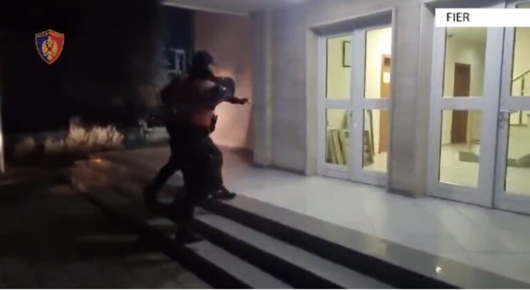 Plumba biznesit në Fier, policia zbardh ngjarjen: Një në pranga, një në kërkim