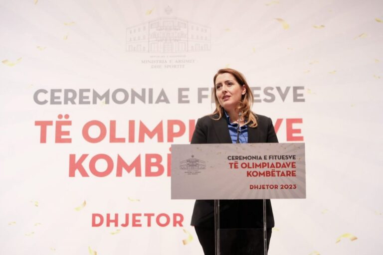 Certifikata për 55 fitues të olimpiadave! Ministrja Manastirliu: Mbështesim talentet, mirënjohje për mësuesit
