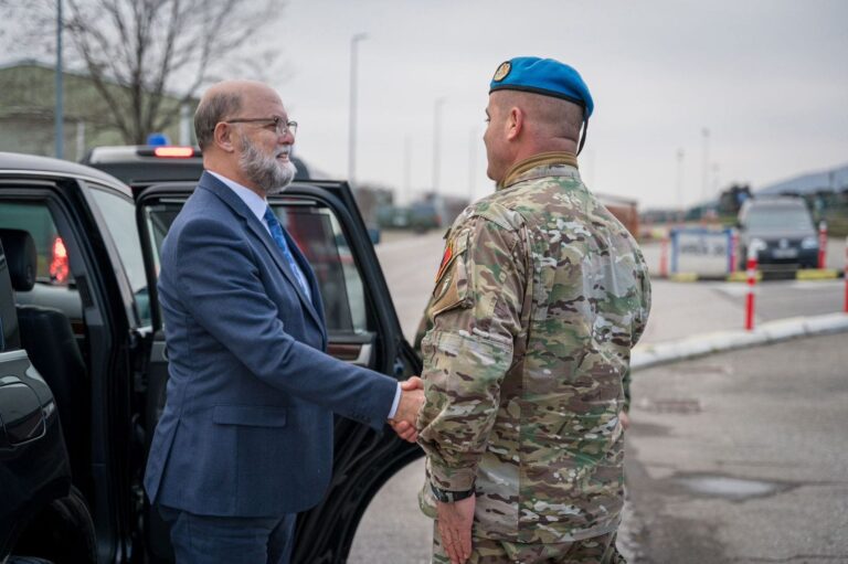 Shqipëria do dërgojë trupa shtesë në Kosovë, ambasadori Malaj: Di që rreziku mund të jetë permanent