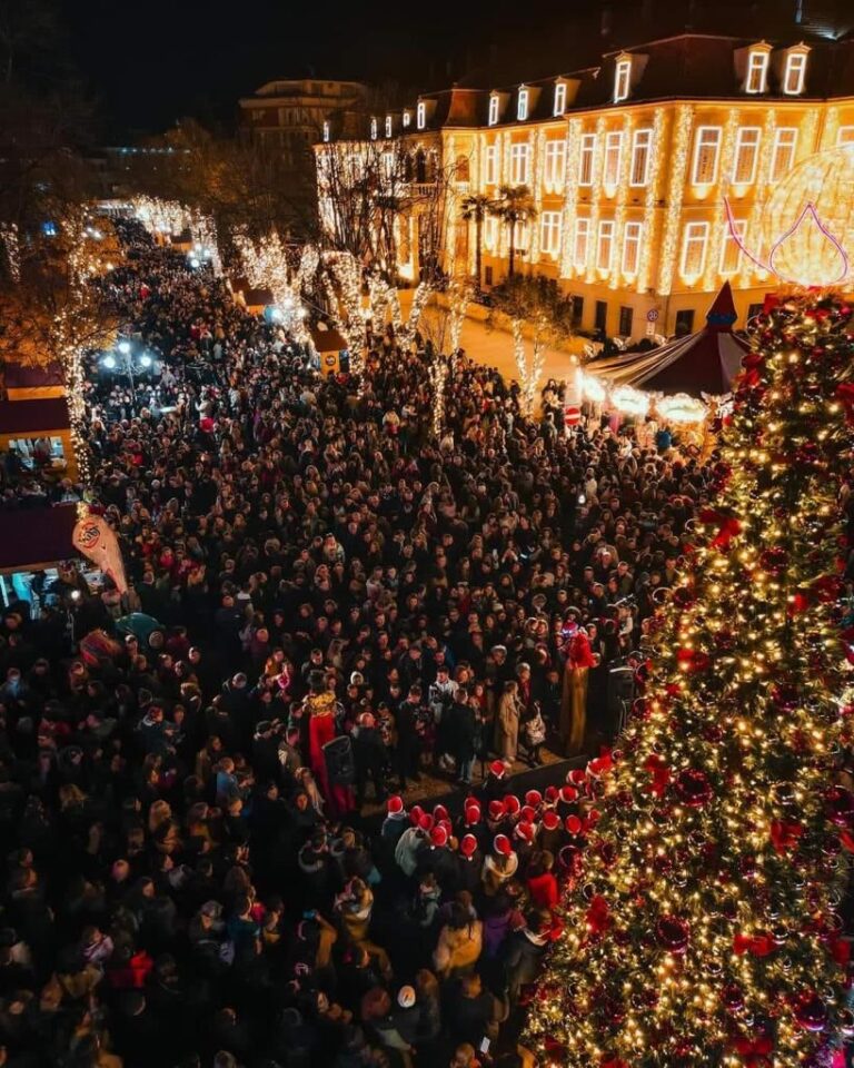VIDEO/ Ndizen dritat e festës, Rama ndan pamjet magjike: Sa lezet ka Shkodra