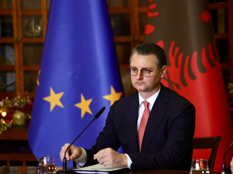 Paketa e solidaritetit, ministri tregon përfituesit: Nga invalidët, policët, tek administrata