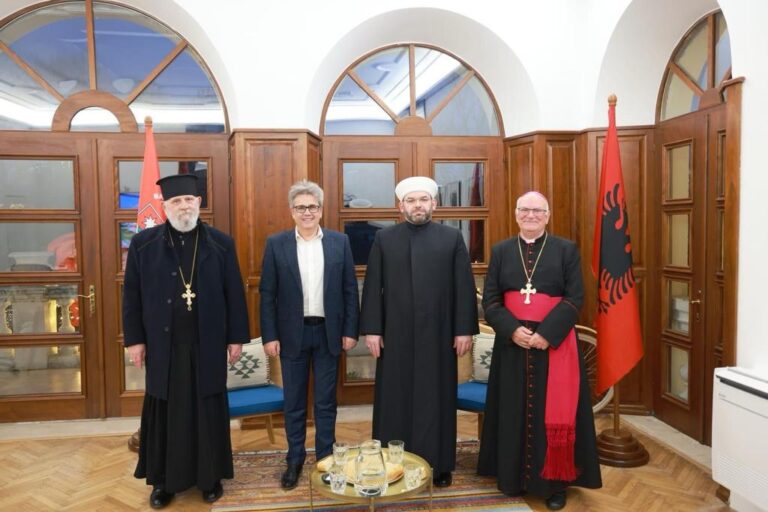 Benet Beci mbledh për herë të parë tre klerikët dhe përfaqësuesit politikë