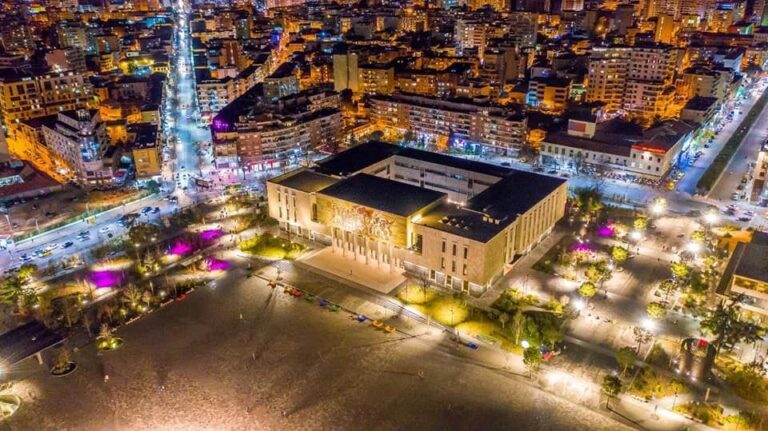 Media amerikane ”HuffPost”, shënon Tiranën një nga destinacionet e 2024-ës