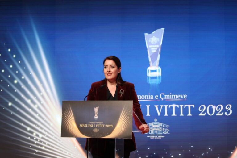 ”Mësuesi i vitit 2023”, dominojnë shkollat në rrethe. Manastirliu: Rritje historike e pagave, mesatarja 950 euro në 2024-ën