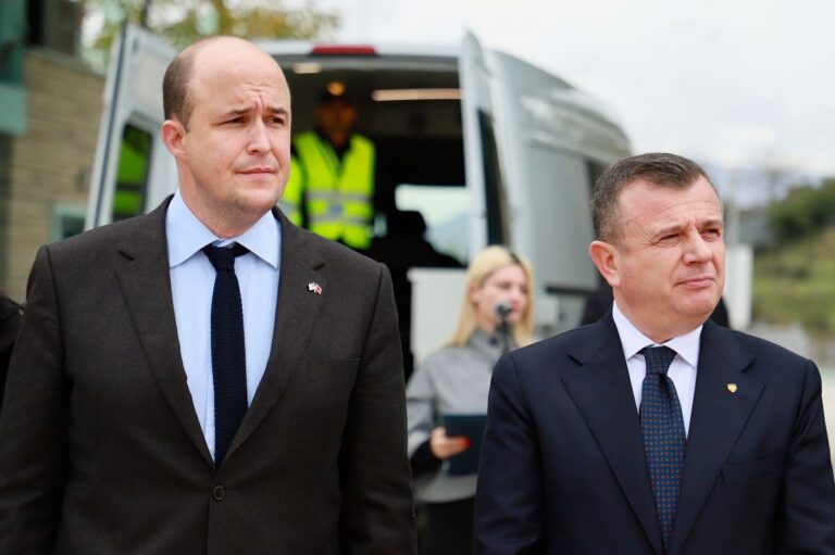 Ministri Balla takim me të ngarkuarin e SHBA-së: Policët të zgjedhin mes uniformës apo krimit