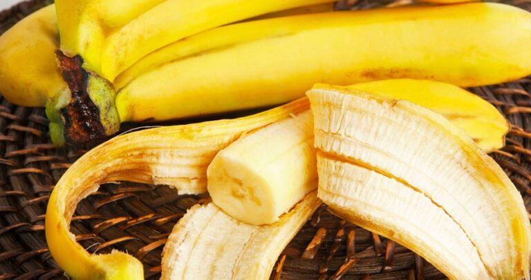 Si të ruajmë rininë e fytyrës sonë? Sekreti qëndron te lëkura e bananes