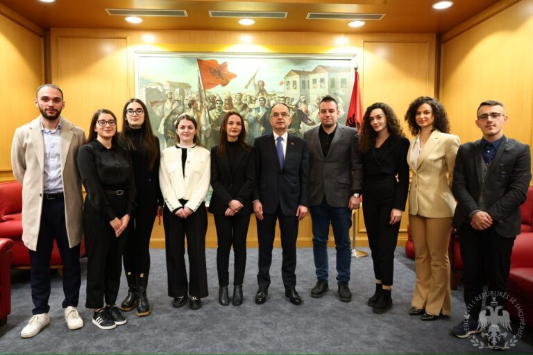 Presidenti Begaj uron 8 dhjetorin krah studentëve: Gëzuar Ditën e Rinisë