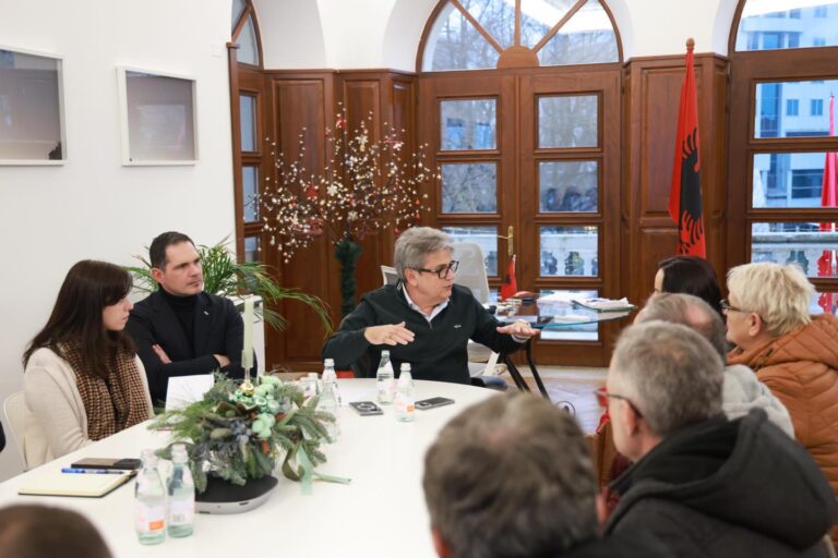 Benet Beci: Me tregtarët e Zdrales diskutuam mbi projektin e transformimit urban për këtë zonë