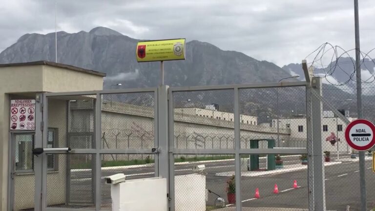Kronikë/Burgu në Peqin si hotel me 5 yje! Bosët kanë banjo personale dhe palestra