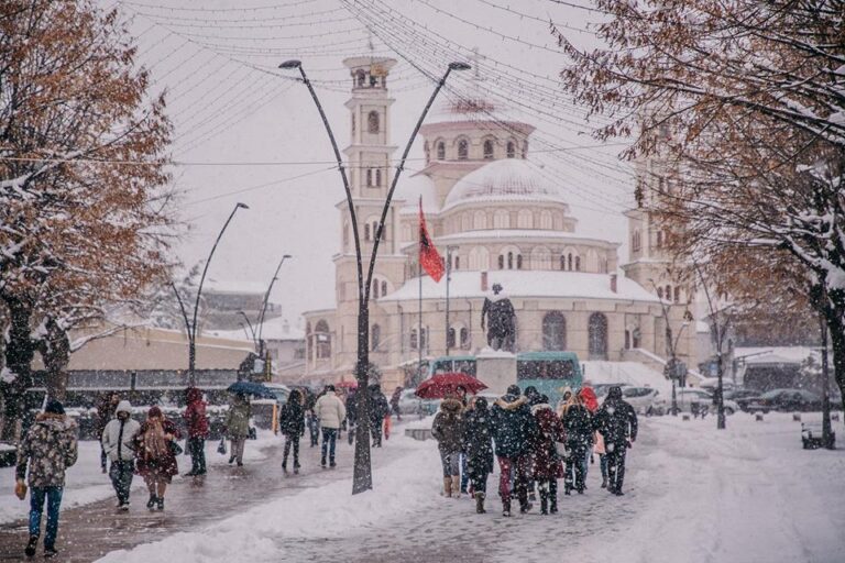 Si të qëndroni të sigurtë dhe të shëndetshëm gjatë të ftohtit këtë sezon dimëror