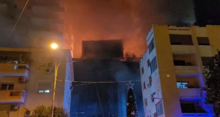 Riaktivizohet vatra e zjarrit në qendrën tregtare në Lushnje