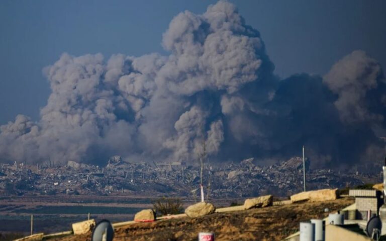 Izraeli vazhdon të bombardojë Gazën nga toka, deti dhe ajri
