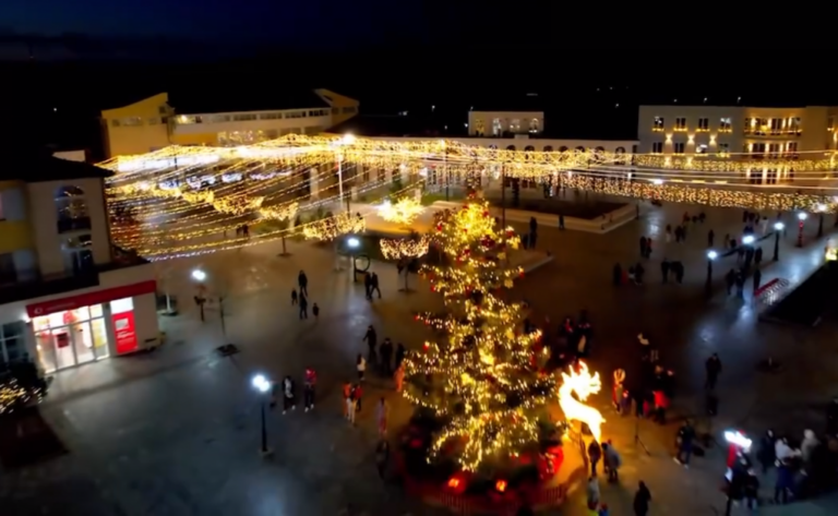 VIDEO/ Dhjetori i festave në Kolonjë, Rama ndan pamje nga dekori i qytetit