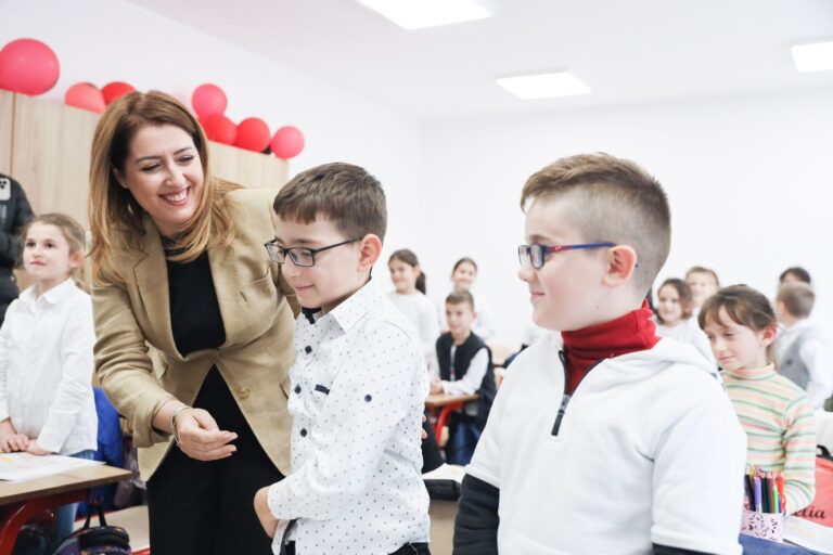 Ministrja Manastirliu: Mbështetje me bursa për 3600 nxënës të arsimit parauniversitar