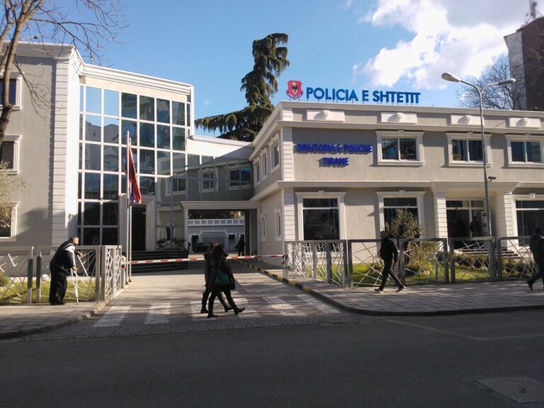 ”Dua 2 mijë euro ose…”, kryente marrëdhënie me “es*ortat”. 27-vjeçari që prezantohej si polic