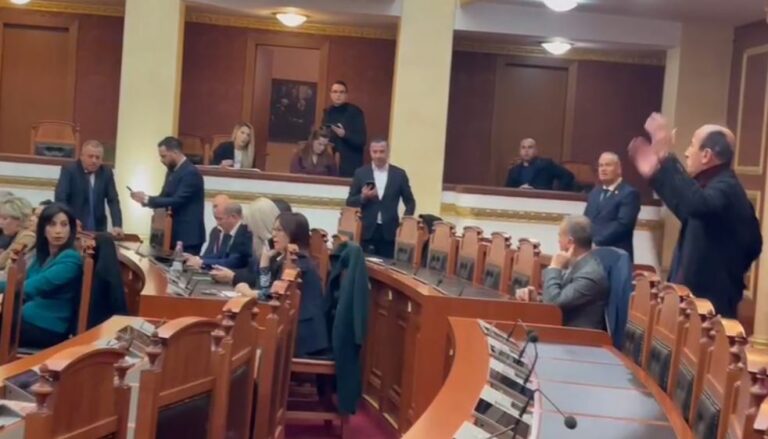 Deputeti i PD futet brenda parlamentit, u drejtohet socialistëve: Kjo është kafshëri