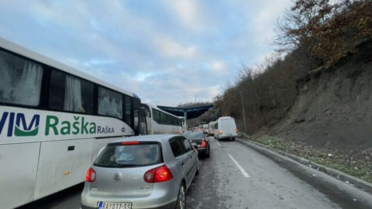 VIDEO/ Serbët nga Kosova nisen drejt Beogradit për të votuar, krijohen kolona të gjata në kufi