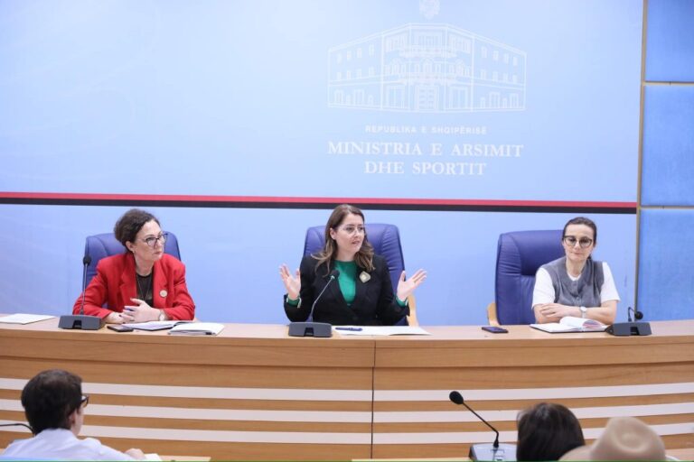 Drejtuesit e rinj të shkollave, ministrja Manastirliu: Deri tani 678 aplikantë