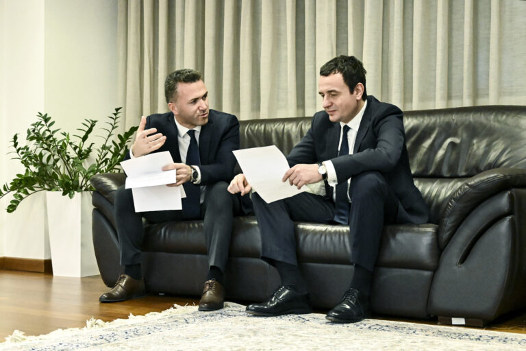 Arsyet pse Kurti kërkon ndarjen e integrimit nga dialogu me Serbinë? Flet këshilltari i kryeministrit