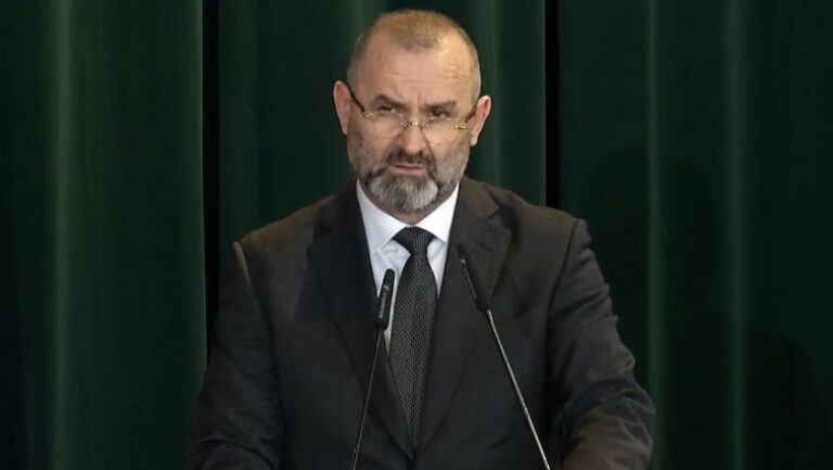 21 Janari, Manja: Familjarët e 4 dëshmorëve nuk mund të mbahen peng nga gjyqtarë eunukë