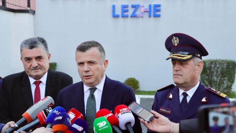 Ministri Balla në Lezhë për analizën e policisë, flet dhe për zhdukjen e Ervis Martinajt