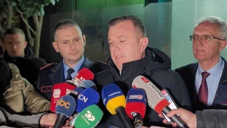Ministri Balla në Durrës: Të rihapen dosjet e vjetra, janë mbi 50 ngjarje të rënda kriminale