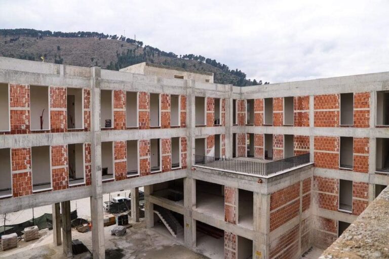 FOTO/ Rama: Vijojnë punimet në shkollën simbol të qytetit të Beratit, “Babë Dudë Karbunara”