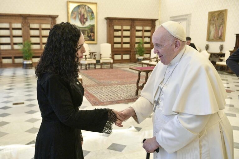 Osmani dekreton hapjen e misionit të Kosovës në Vatikan, edhe pse selia e shenjtë nuk e njeh pavarësinë