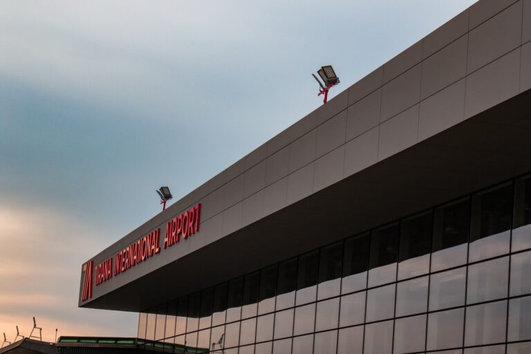 Tirana International Aeroport rol kyç në Ballkan, rritje të jashtëzakonshme udhëtarësh