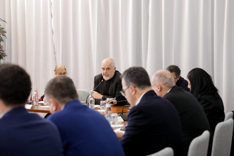 Rama publikon foto nga mbledhja e qeverisë në Lezhë: Prioritetet e 2024 në parlament, qeveri dhe parti
