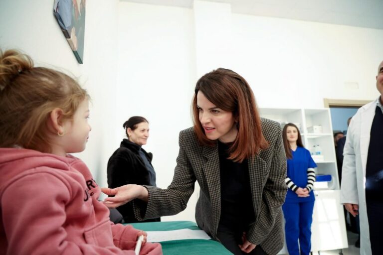 Ministrja Koçiu në Qendrën Shëndetësore Thumanë: Qendër e specializuar për traumat sportive