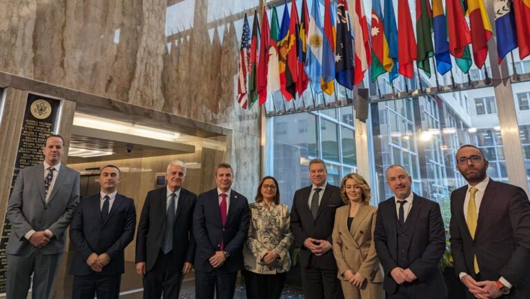 Amerika bashkon deputetët, ambasada e SHBA-së: Populli shqiptar meriton një demokraci të fortë