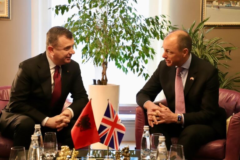Ministri Balla me zyrtarin britanik: Asnjë anije me emigrantë shqiptarë gjatë janarit