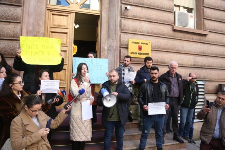 VOA: Gjykata Kushtetuese pranon pjesërisht kërkesën e studentëve të mjekësisë