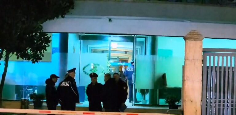 Nuk u dëgjua krisma! Oficeri që vr*au veten, rreth 6 orë i vd*kur në zyrë