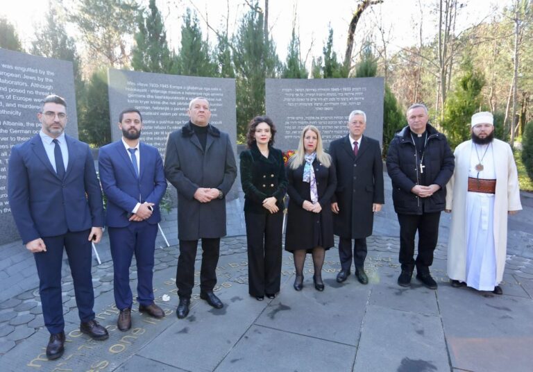 Ambasada e Izraelit vendos kurora në Monumentin e Holokaustit në Tiranë