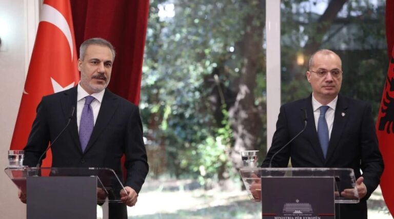 ”Pastroni mbetjet e fundit të FETO-s”, mesazhi i ministrit turk në Tiranë