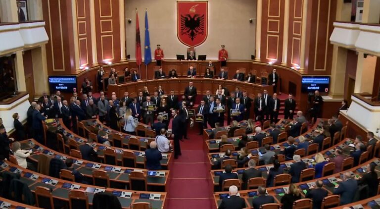 Kush e futi zhurmuesin “Çajkovski” në Kuvend? Grupi i PS-së nis hetimet