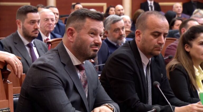 Mes kaosit Plarent Ndreca betohet si deputet i Kuvendit