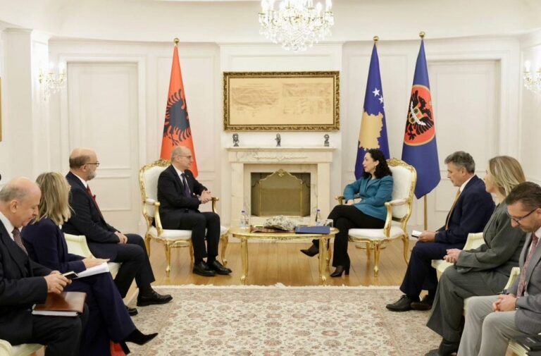 Ministri Hasani në Kosovë: Serbia të ndalë lojën qesharake me ushtrinë në kufi