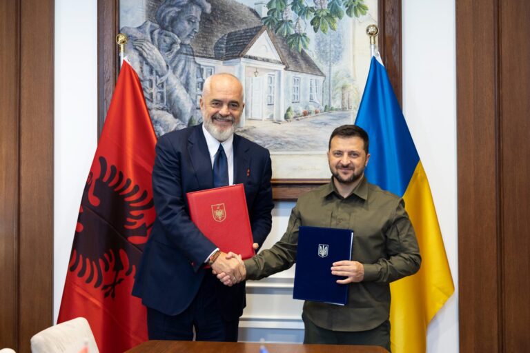 Zelensky bisedë telefonike me Ramën: Na ndihmoni me stërvitjen e ushtarëve tanë!