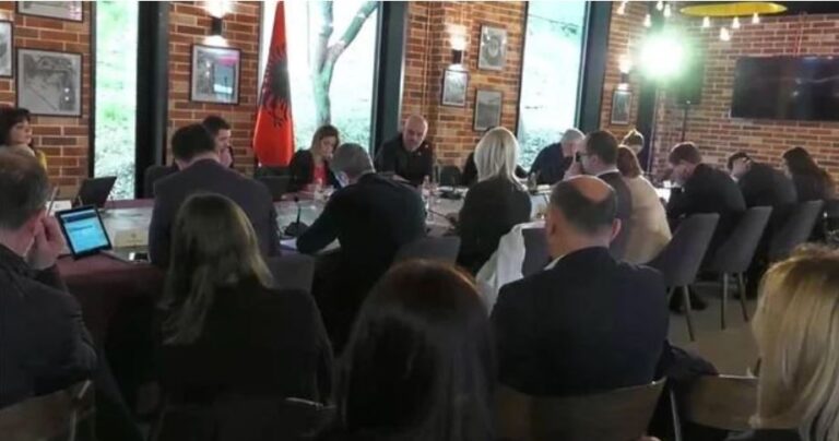Kryeministri Rama, mbledhje dyditore me kabinetin qeveritar në Shëngjin