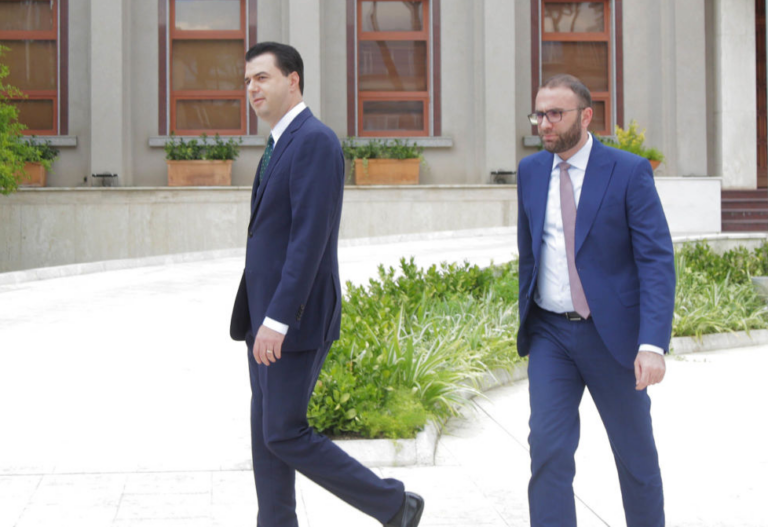 Bardhi-Bashës: Je i paburrë që keqpërdor zonjat. Rri në shtëpi dhe shton katet në Kulla